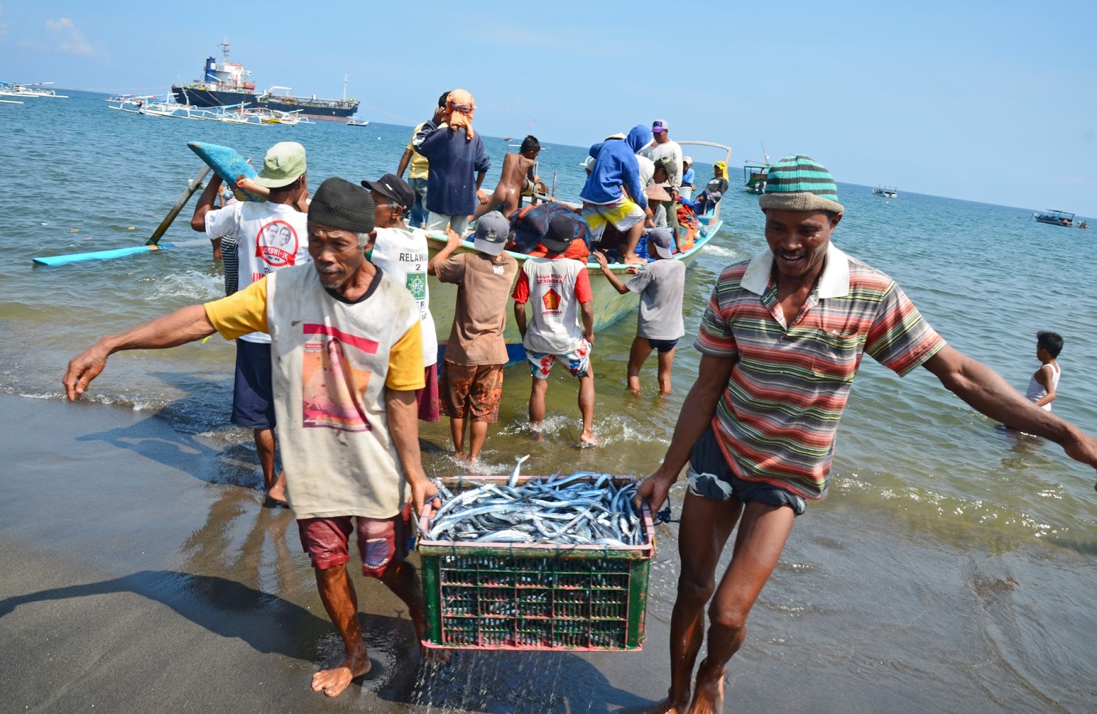 Para nelayan sedang membawa ikan hasil tangkapannya. Nelayan merupakan salah satu mata pencaharian bagi masyarakar pesisir pantai di Trenggalek