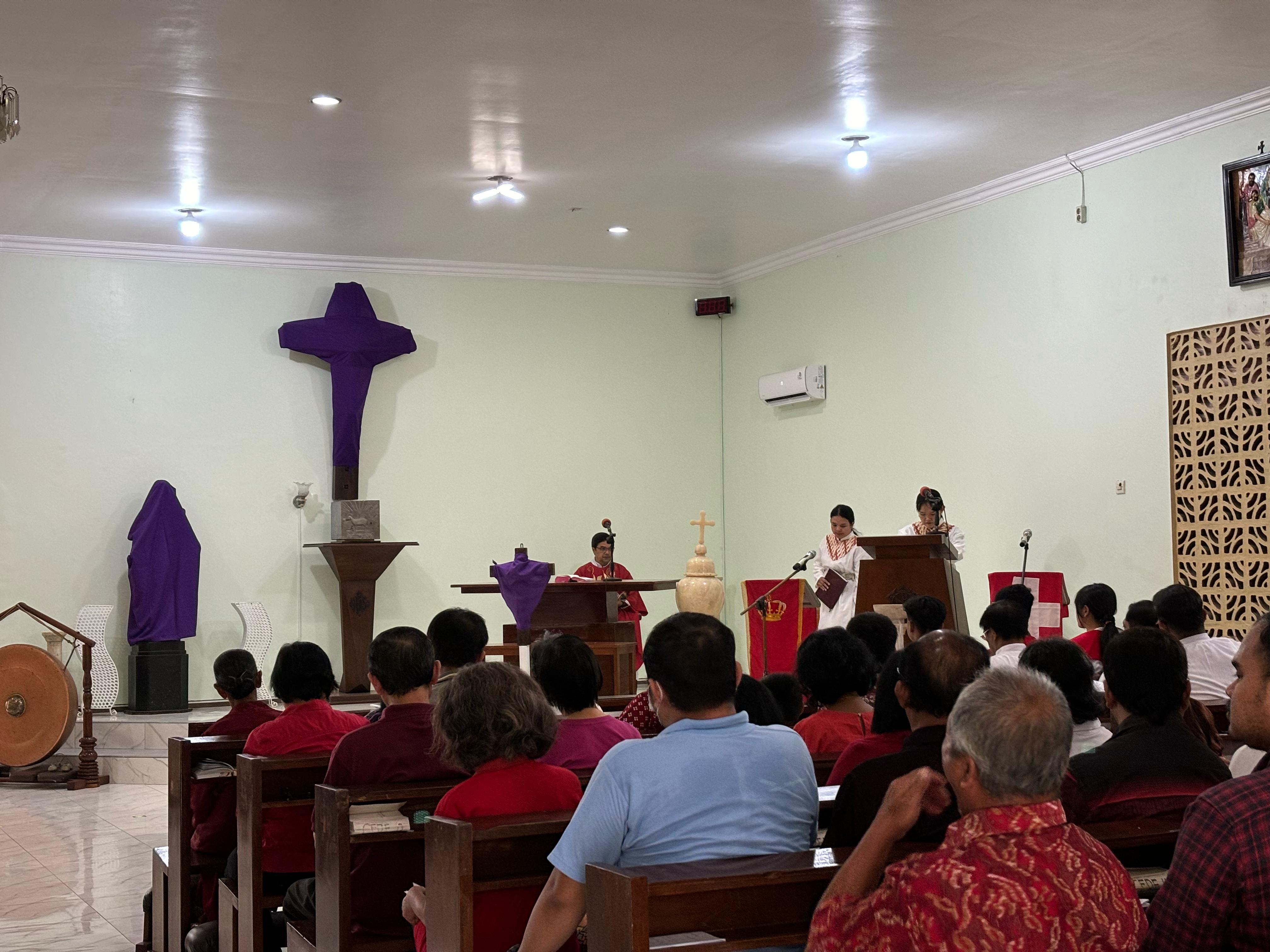 Umat Katolik Gereja Santa Maria Trenggalek larut dalam ibadat Jumat Agung, mengenang pengorbanan Yesus demi keselamatan umat manusia.