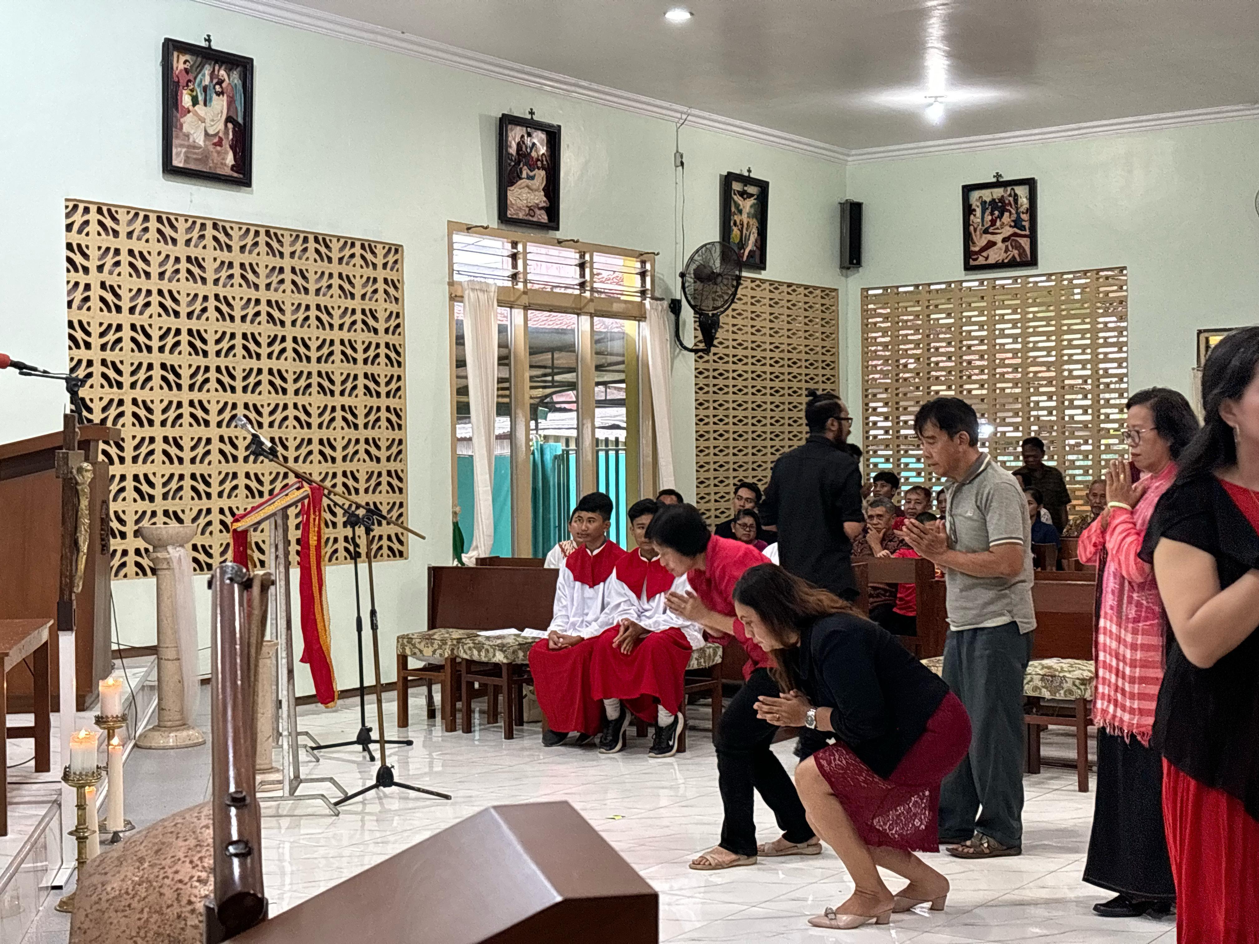 Langkah demi langkah di jalan salib, menapaki jejak pengorbanan penuh cinta.