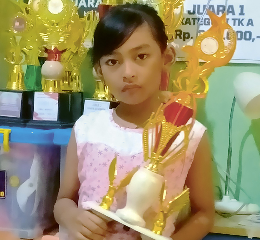 Ainuha akhirnya meraih banyak prestasi, berkat ketekunannya dalam mengasah bakat mewarnai.