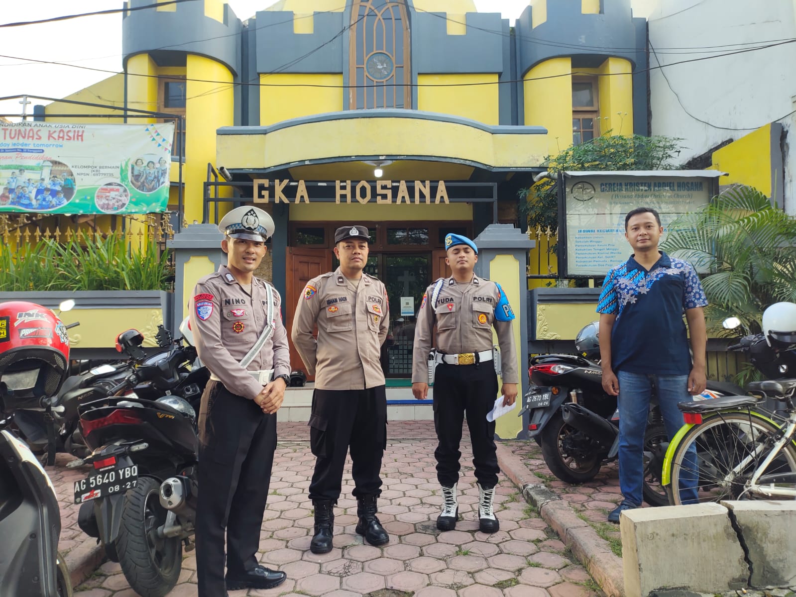 Polisi bersiaga pada salah satu gereja dalam jumat agung