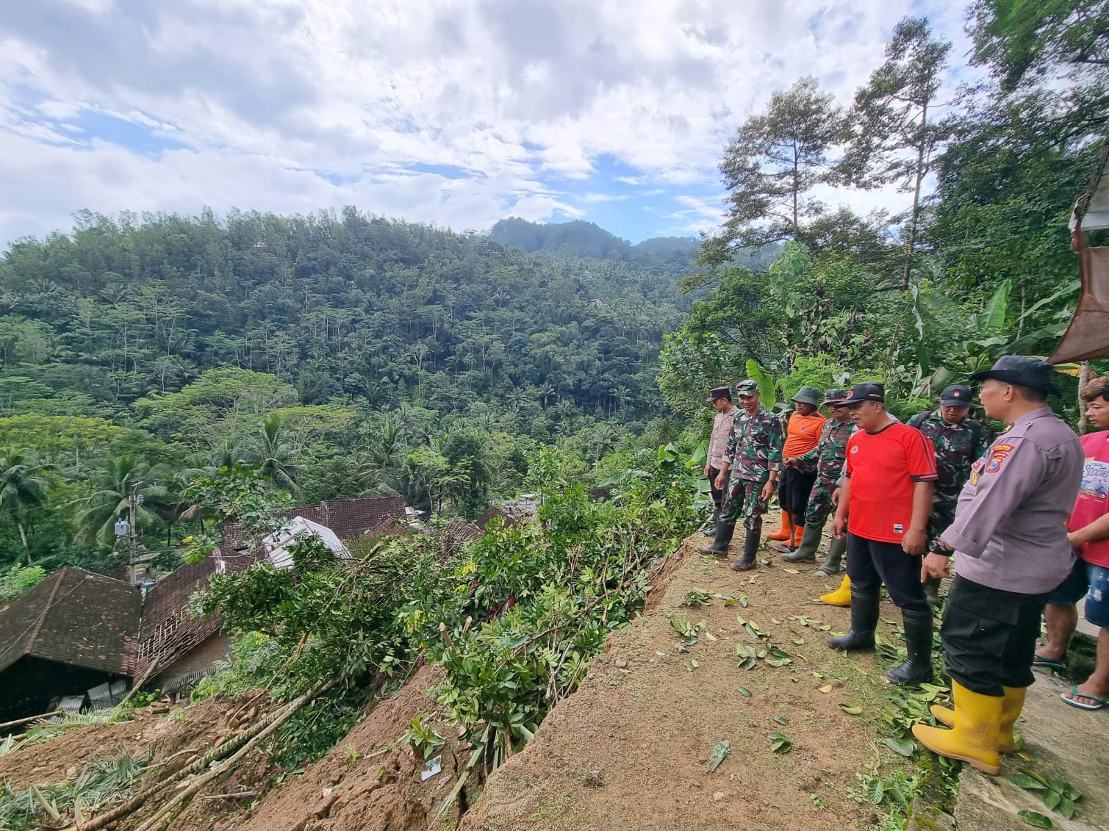 Kondisi tanah longsor yang terjang tiga rumah di Kecamatan Kampak, Kabupaten Trenggalek.