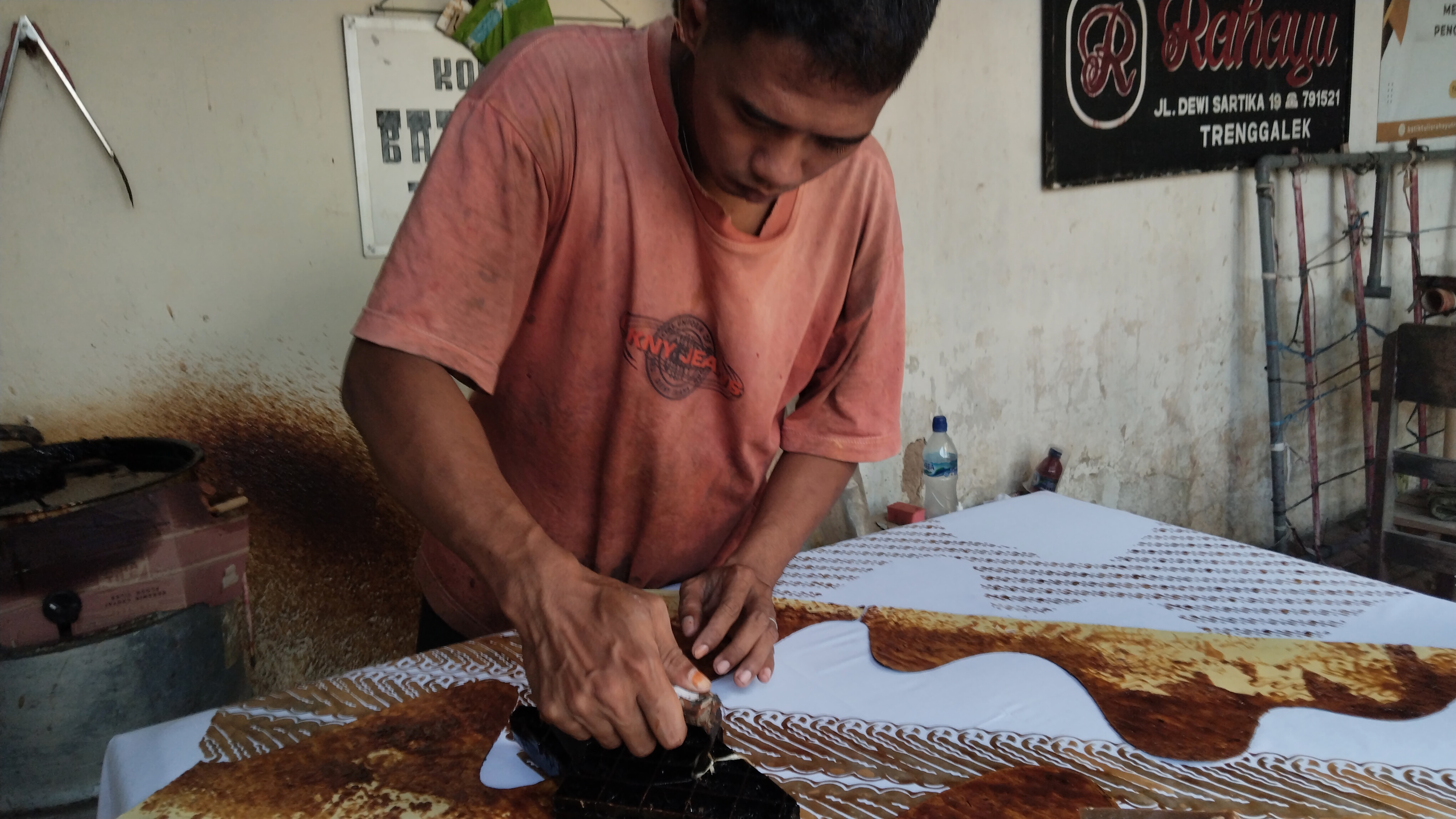Seorang pekerja sedang melakukan batik cap yang terkenal di Trenggalek