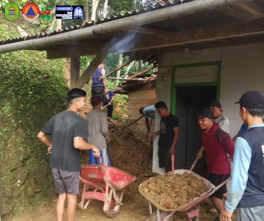 Warga bersama BPBD dan pihak terkait melakukan pembersihan meterial longsor di Desa Karangrejo, Kecamatan Kampak, Trenggalek