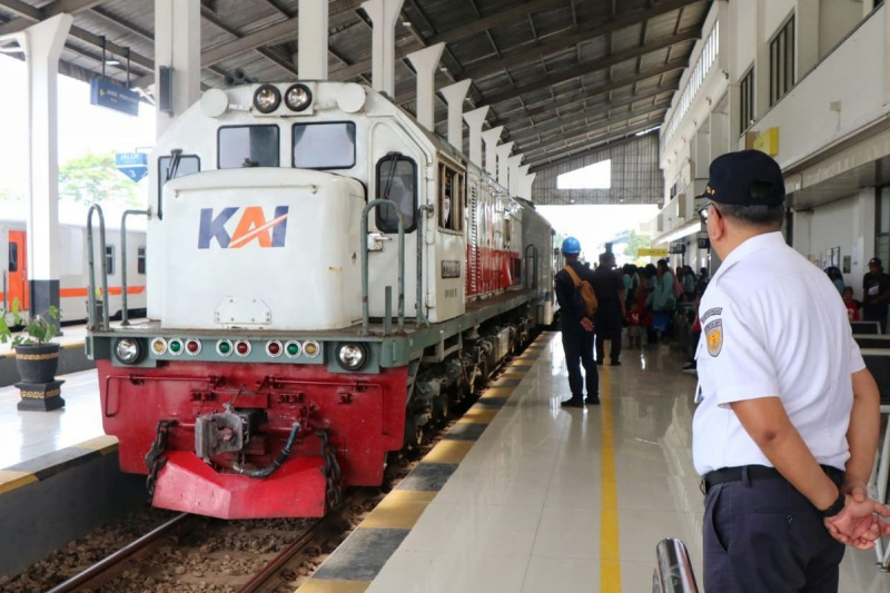 Kereta api berda di stasiun yang saat ini memberlakukan tiket reduksi