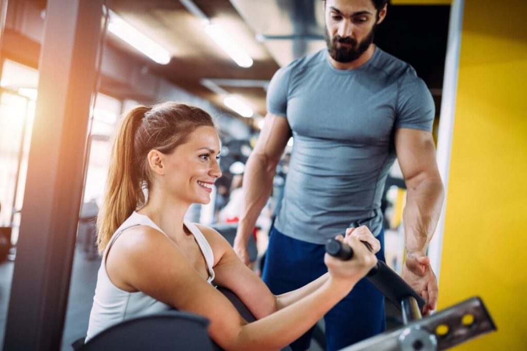 Seorang Personal Trainer PT  memberi arahan latihan ke klien