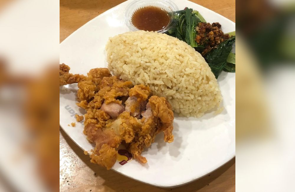 Nasi ayam Hainan hangat, gurih, dan lembut, kenikmatan sederhana yang selalu bikin rindu rumah.
