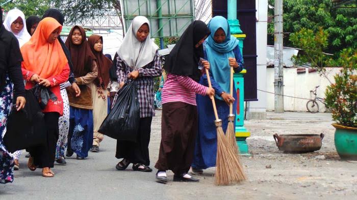 Menyapu halaman adalah salah satu bentuk tazir-an fisik bagi  santri pondok.