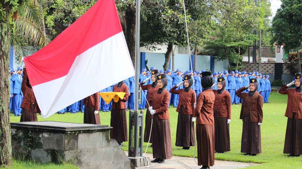 Para pelajar di sekolah trenggalek memaknai hari kartini dengan gelar upacara bersama