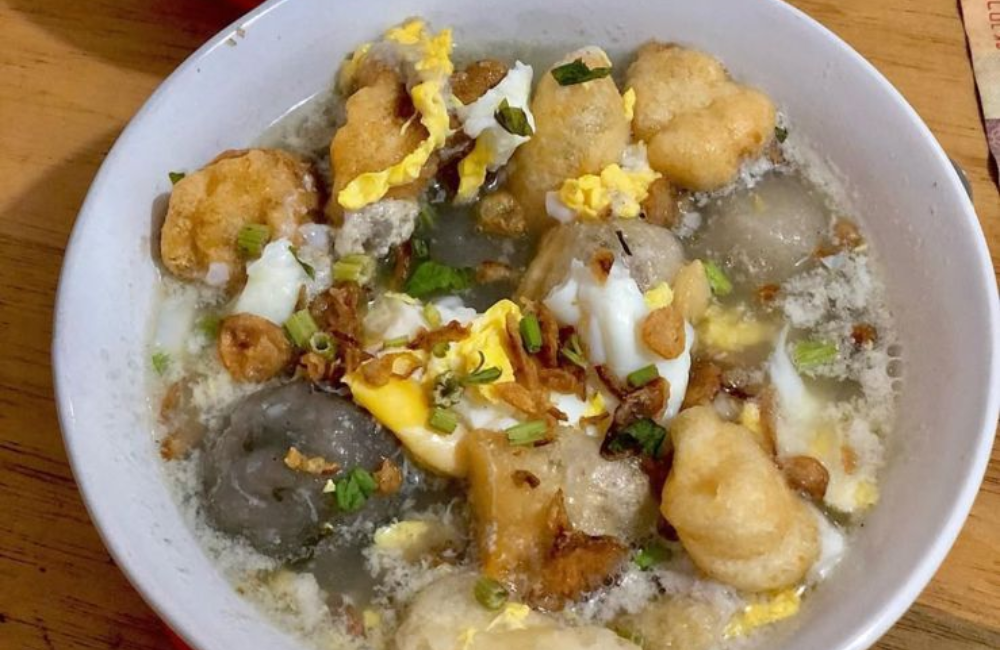 Nikmati kenyalnya baso aci dengan kuah gurih dan pedas, sempurna untuk camilan enak!