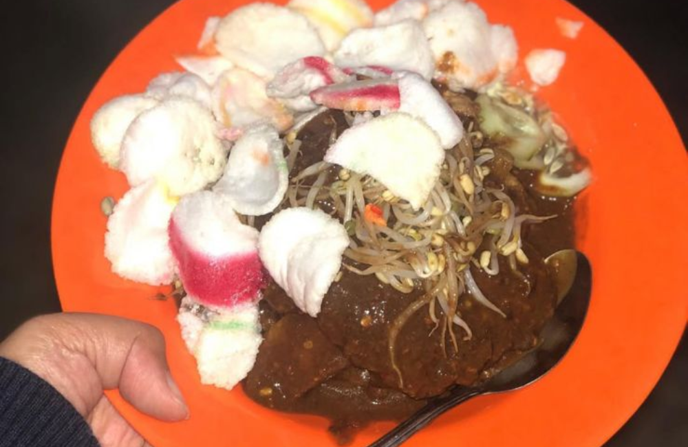 Nikmati lezatnya tahu telur dengan bumbu kacang gurih, sempurna untuk camilan atau makan utama!