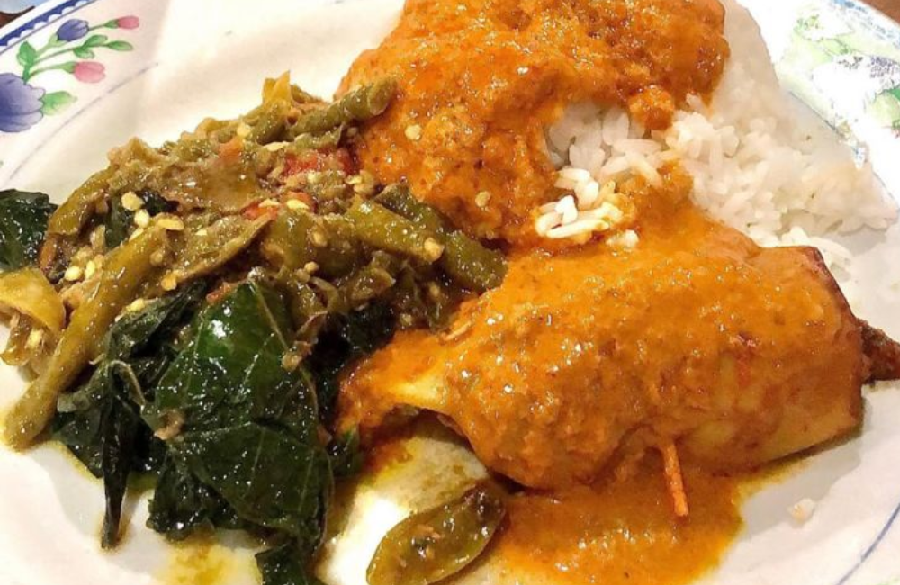 Nikmati nasi padang lezat dengan berbagai pilihan lauk yang menggugah selera, cocok untuk santapan!