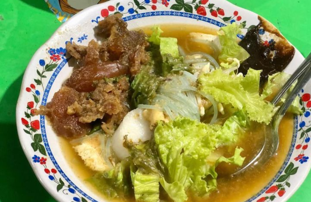 Nikmati kelezatan Tahu Campur Malang dengan kuah gurih, tahu renyah, dan bahan segar.