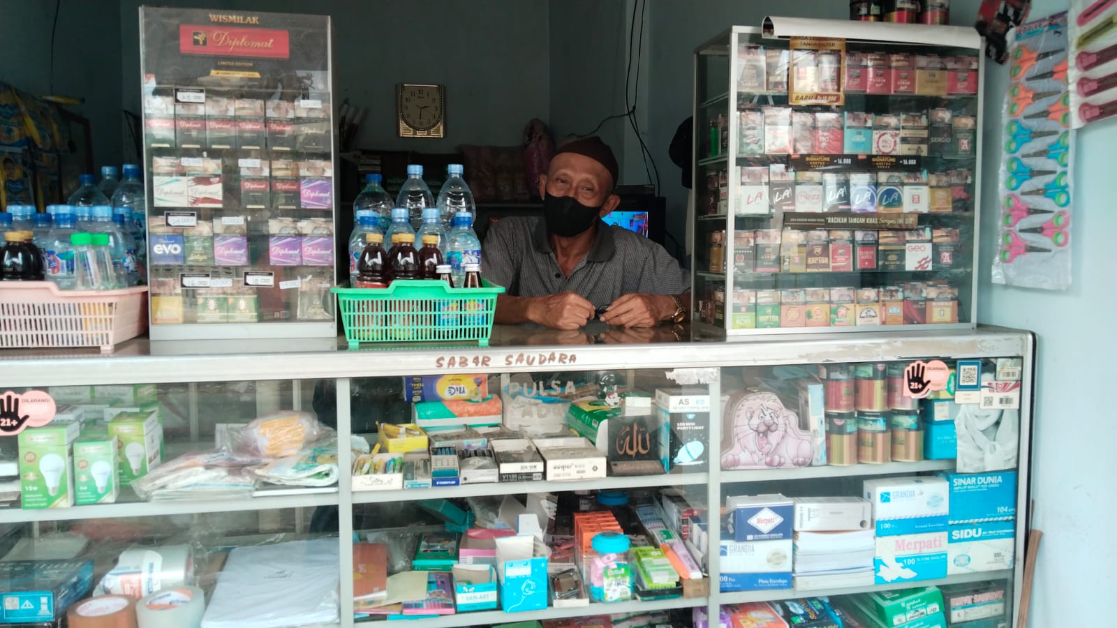 Seorang pemilik toko kelontong di Trenggalek yang sudah memiliki Nomor Induk Berusaha (NIB)