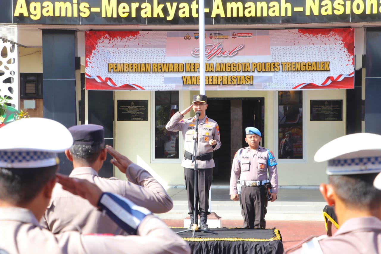 Kapolres Trenggalek AKBP Ridwan Maliki memimpin apel