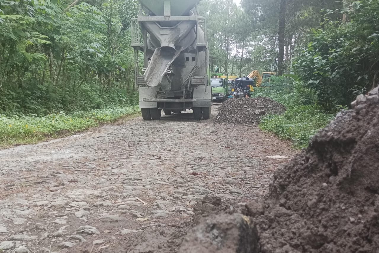 Jalan penghubung Ngerdani&ndash;Dongko akhirnya dibeton setelah 15 tahun menunggu.
