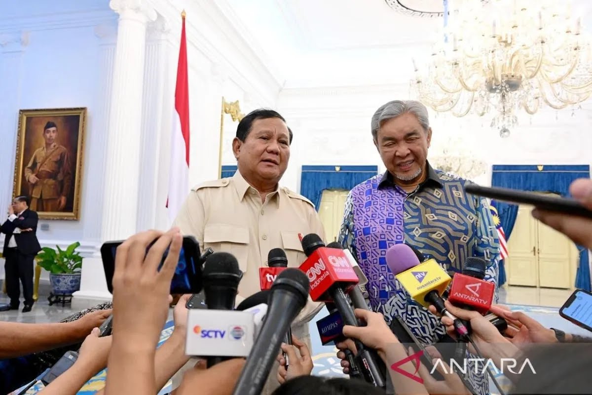 Presiden Prabowo Subianto bersama Wakil Perdana Menteri Malaysia, Dato&rsquo; Seri Dr. Ahmad Zahid bin Hamidi, saat menyampaikan keterangan di Istana Merdeka, Jakarta, Selasa (22/4/2025)