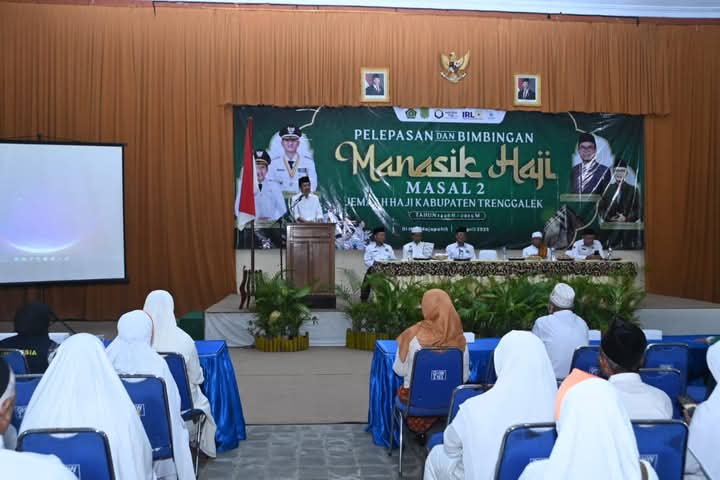 Wakil Bupati Trenggalek memberikan sambutan saat pelepasan dan bimbingan calon jamaah haji.