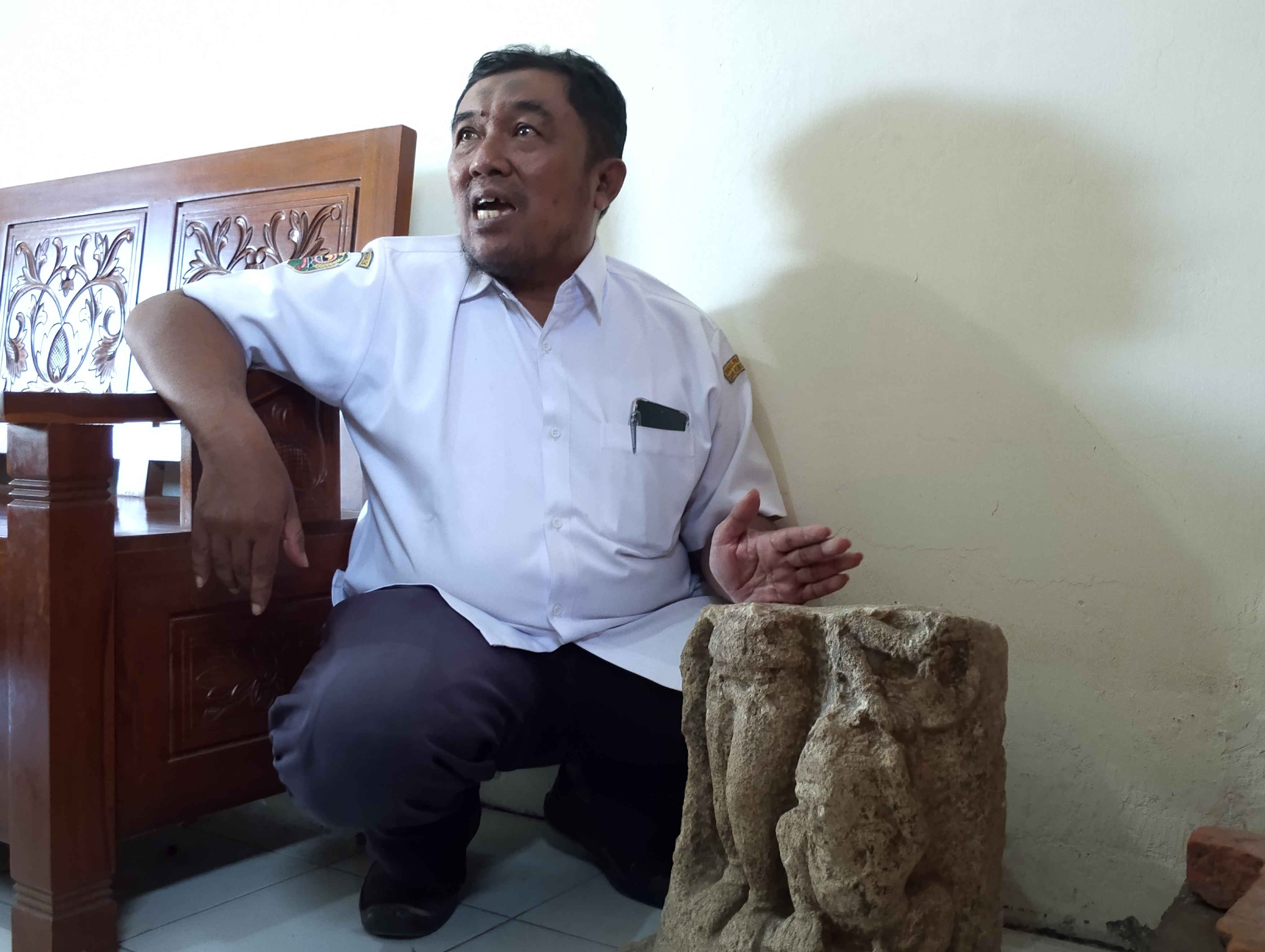 Kepala Bidang Kebudayaan saat memeriksa Arca Durga Mahisasuramardini yang baru sampai di Trenggalek