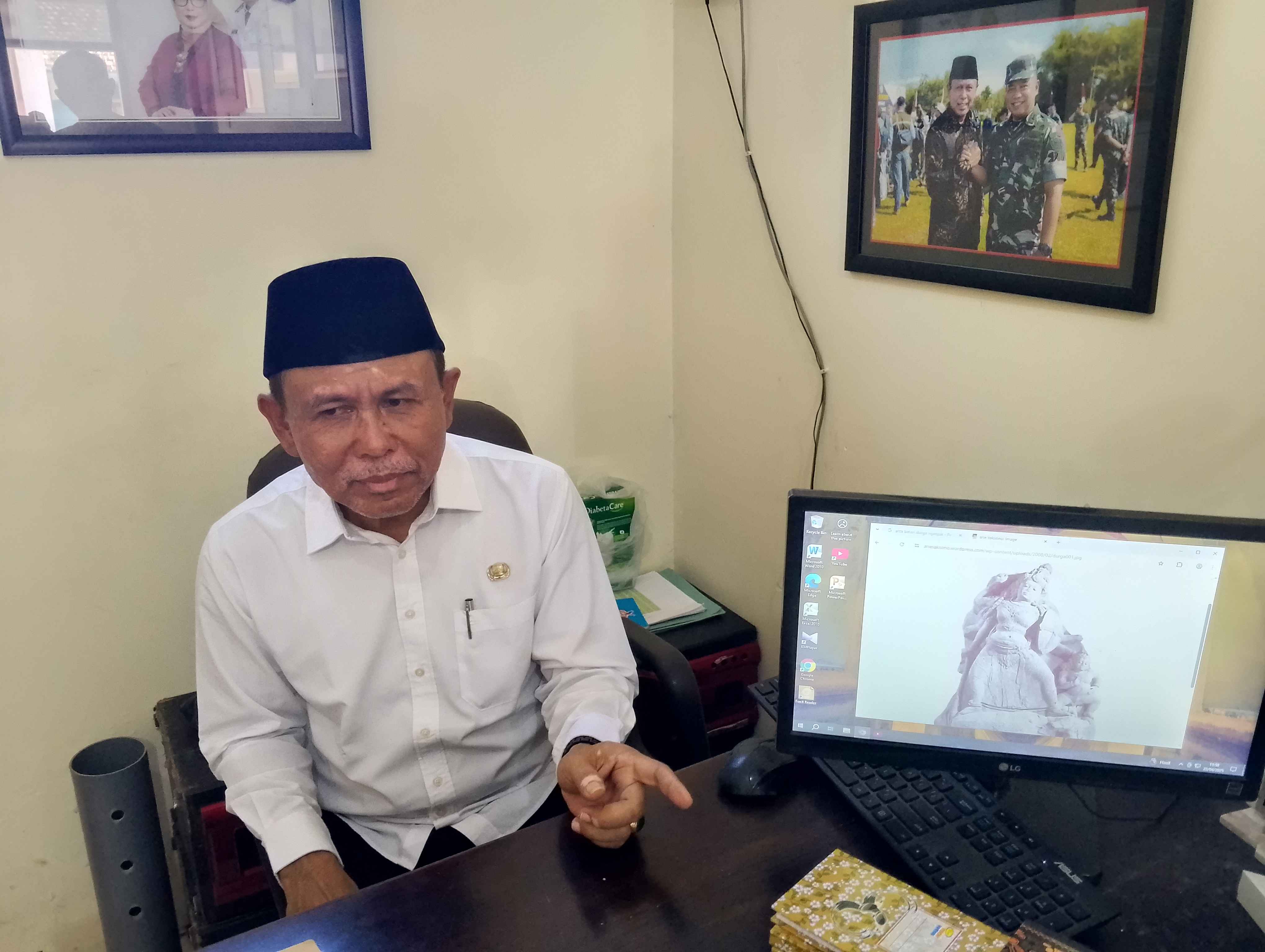 Kepala Desa Kamulan saat menjelaskan kronologi pengambilan kembali Arca Durga Mahisasuramardin.