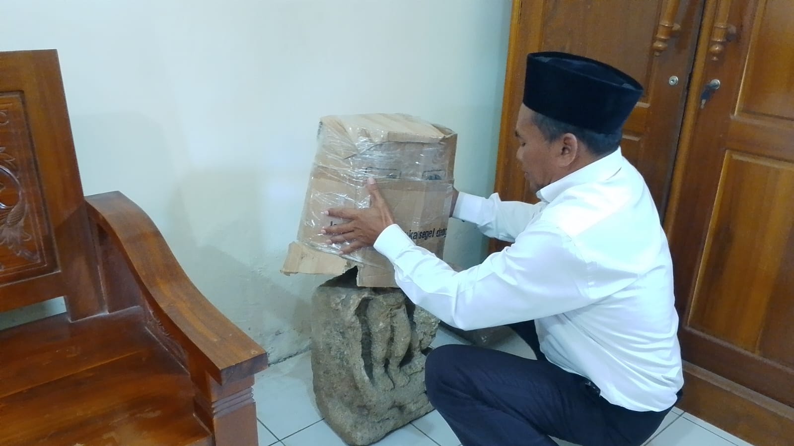 Arca Durga Mahisasuramardini saat tiba kembali di Trenggalek setelah diambil di Bogor, Jawa Barat.