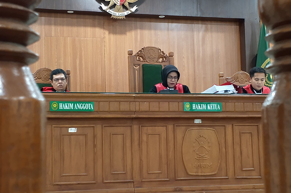 Hakim itu di tengah, diam, netral, dan tegas.