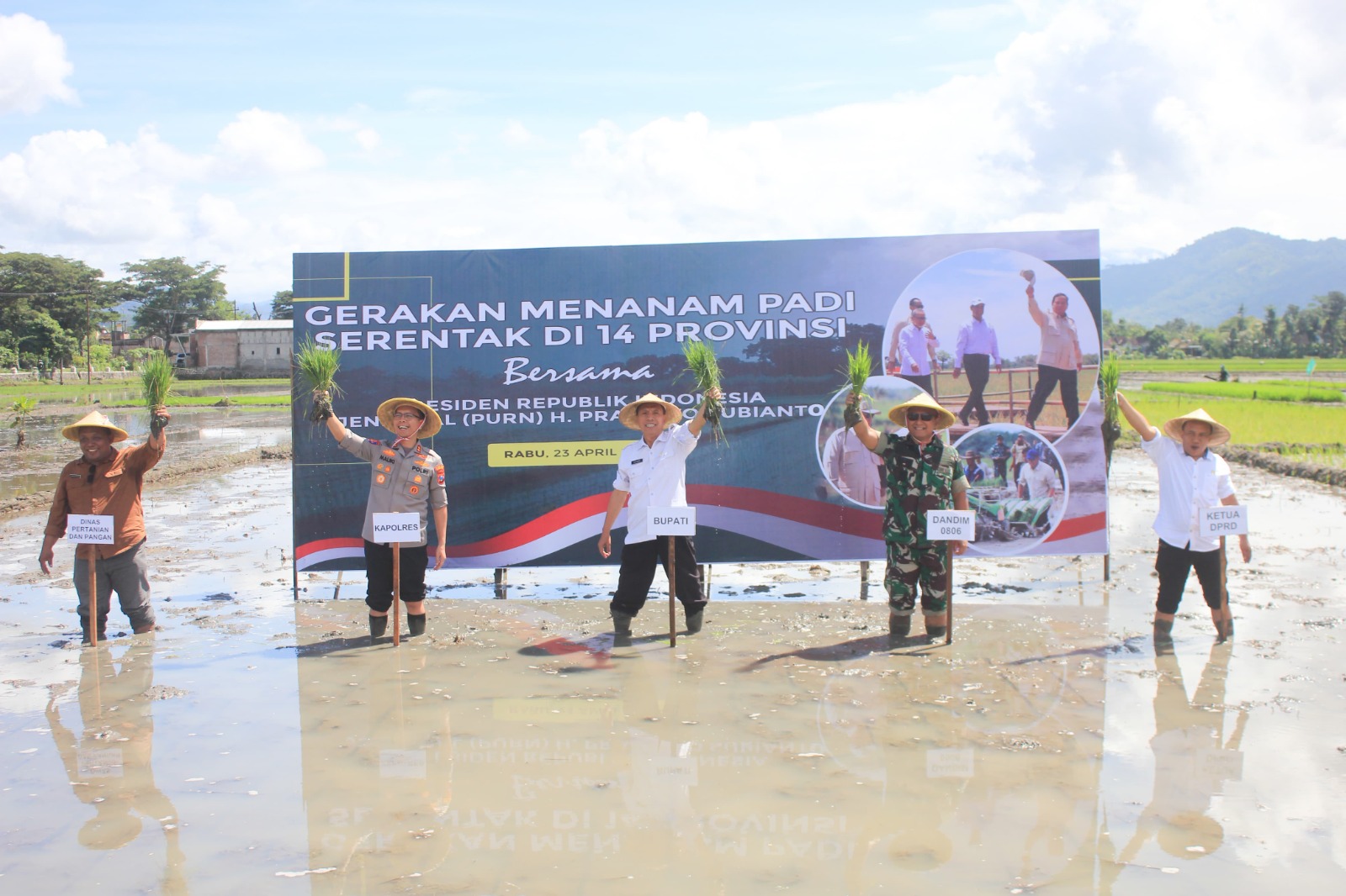 TNI, Polri, Pemerintah dan masyarakat melakukan kegiatan serentak menanam padi.