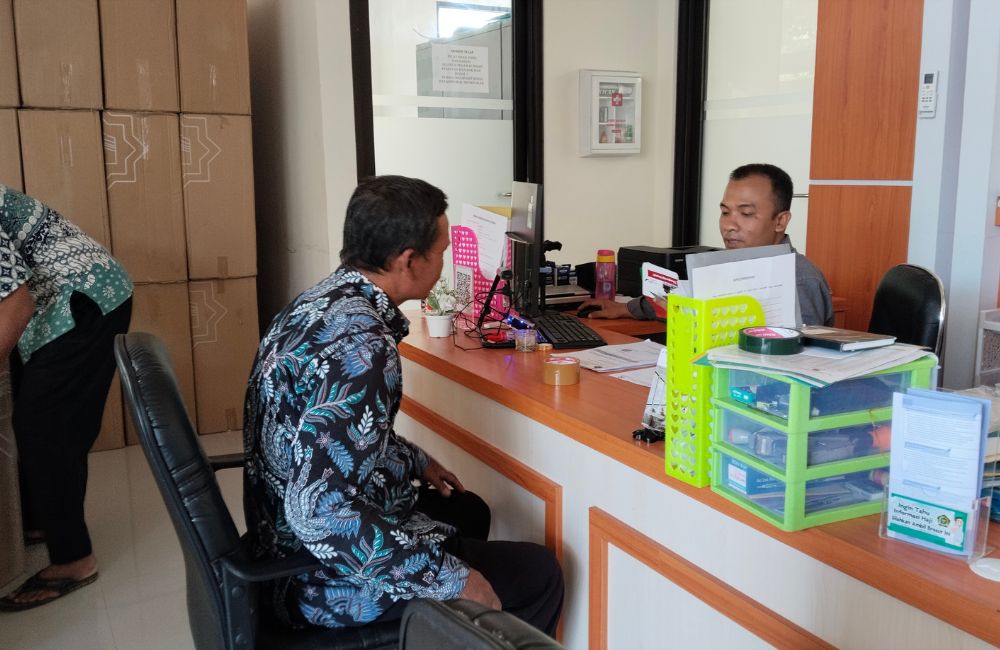 Petugas resepsionis sedang melayani CJH untuk keberangkatan haji