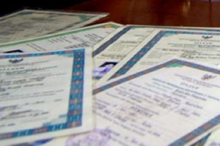Marak perusahaan yang masih menahan ijazah asli pada karyawan barunya.