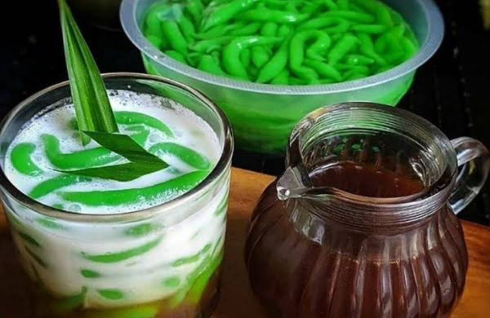 Dawet atau cendol merupakan jajanan tradisional yang sangat digemari oleh kalangan masyarakat.