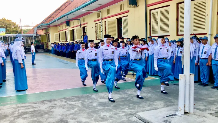 Siswa SMA/ SMK sedang melakukan upacara yang akan membuka PPDB