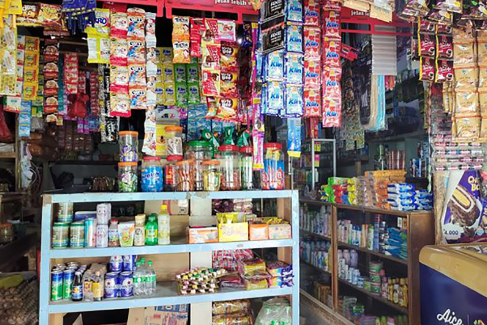 Warung itu bukan cuma tempat jajan, tapi cermin ekonomi.