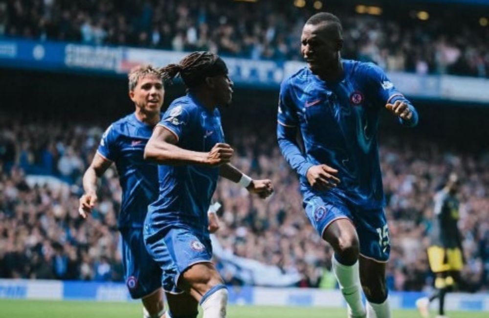 Nicholas jackson merayakan gol setelah membobol  gawang Everton