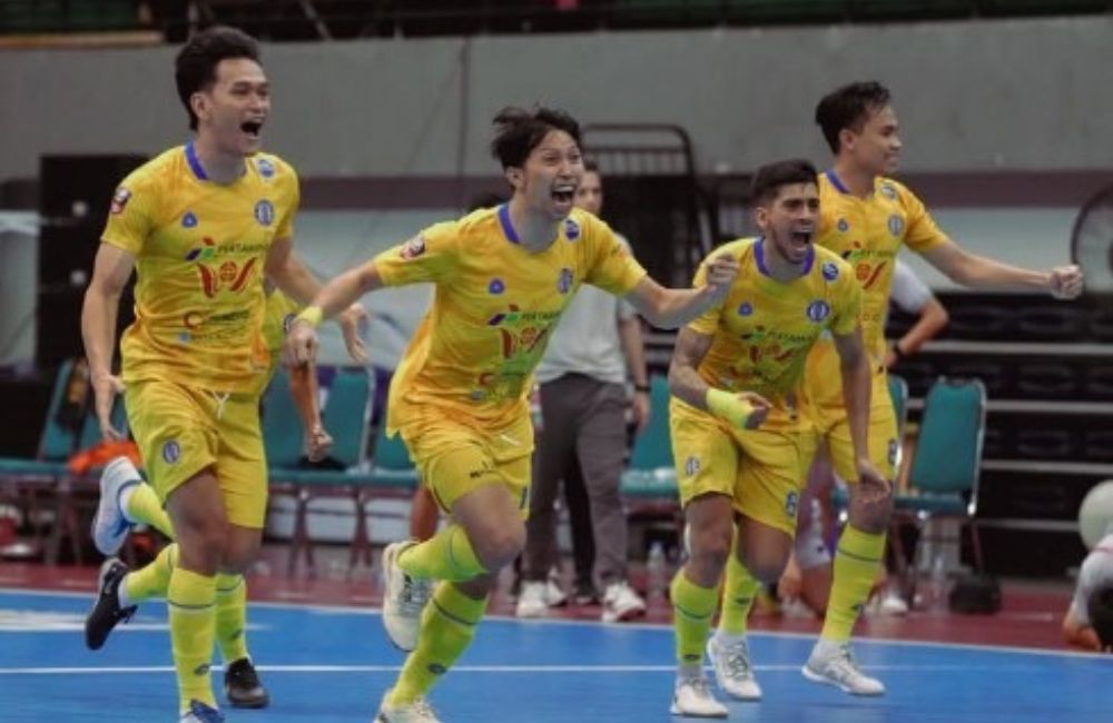 Para pemain Pangsuma FC merayakan kemenangan lewat adu penalti dan membuat sejarah pertama kali masuk ke final