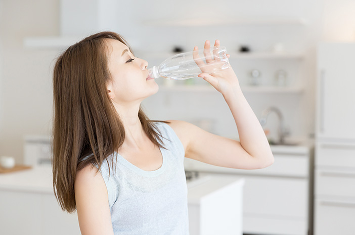 Minum air putih dipagi hari setelah bangun tidur memiliki efek yang luar biasa bagus buat tubuh