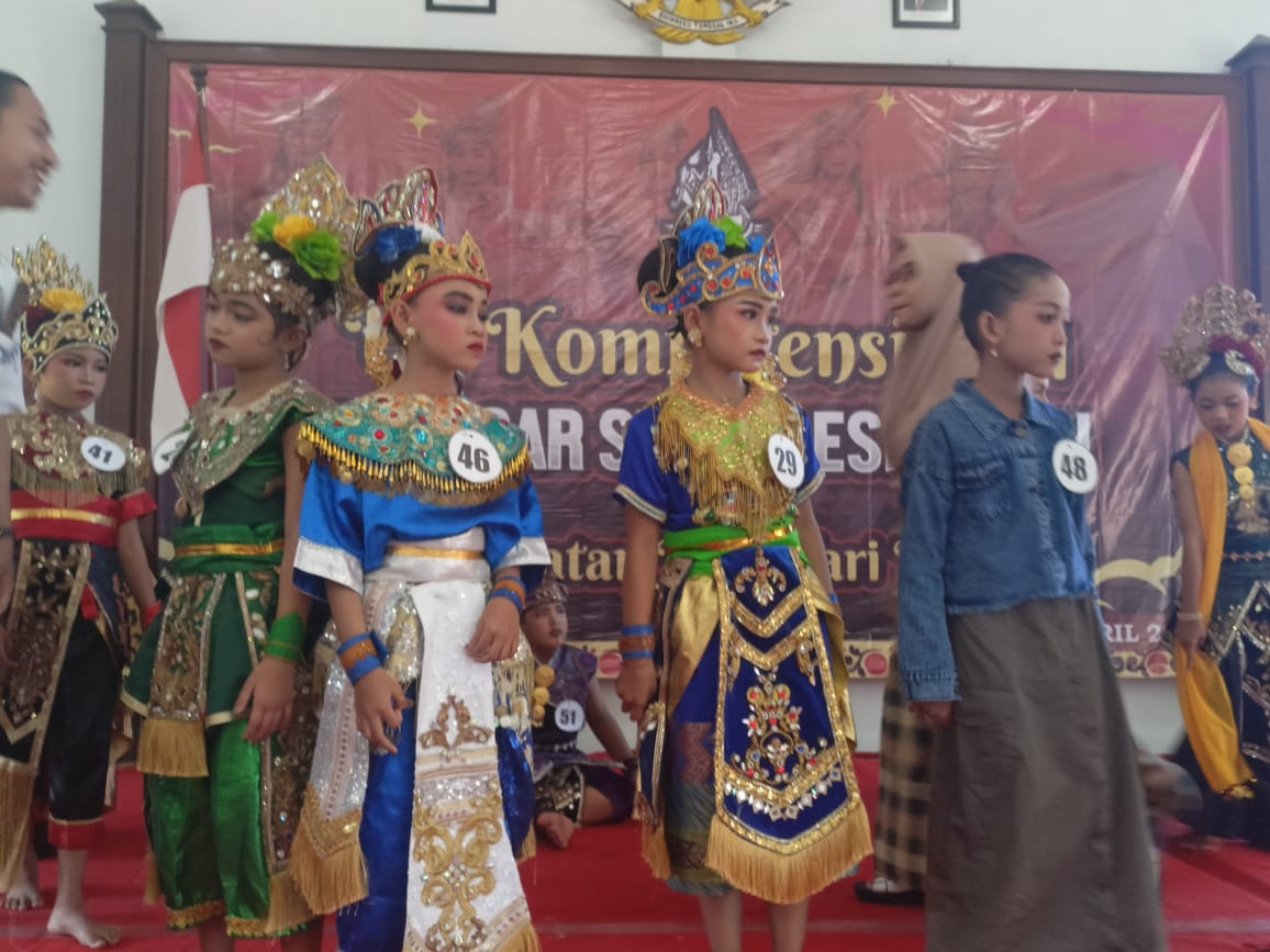 Para Peserta kompetisi seni Uji kompetisi Seni Tari