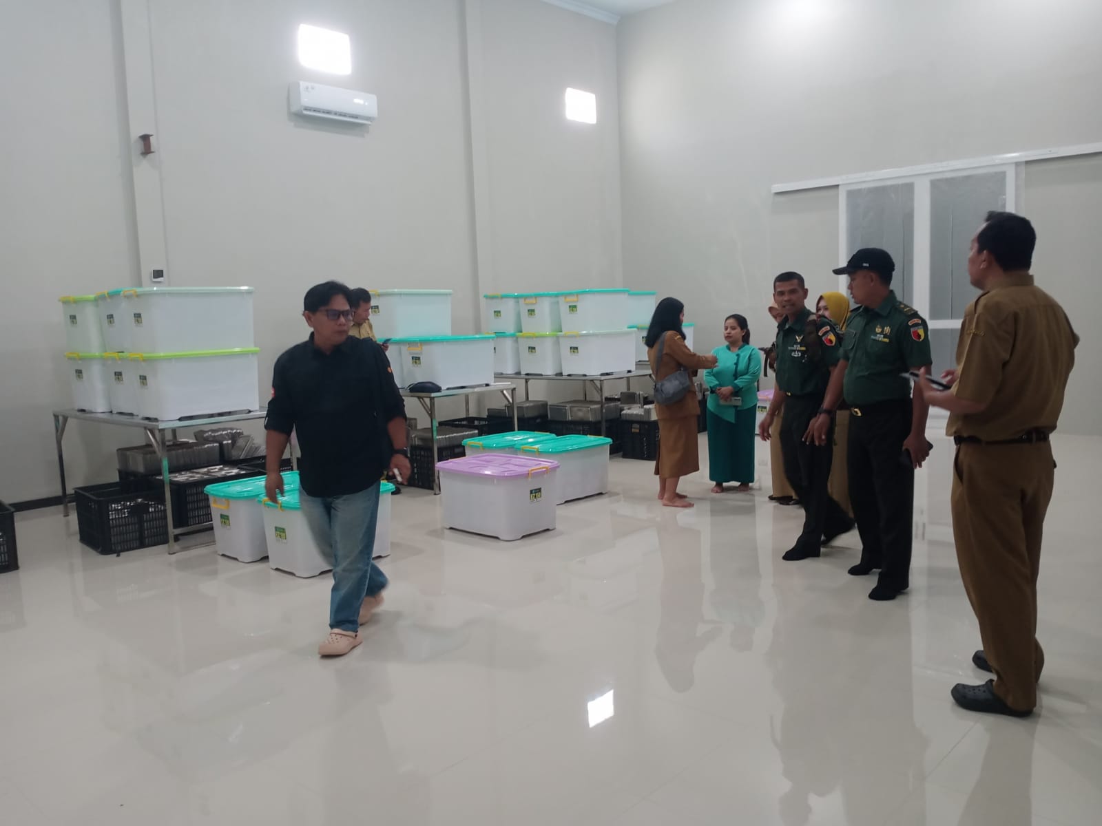 TNI dan sejumlah pihak mengecek kondisi dapur untuk persiapan MBG