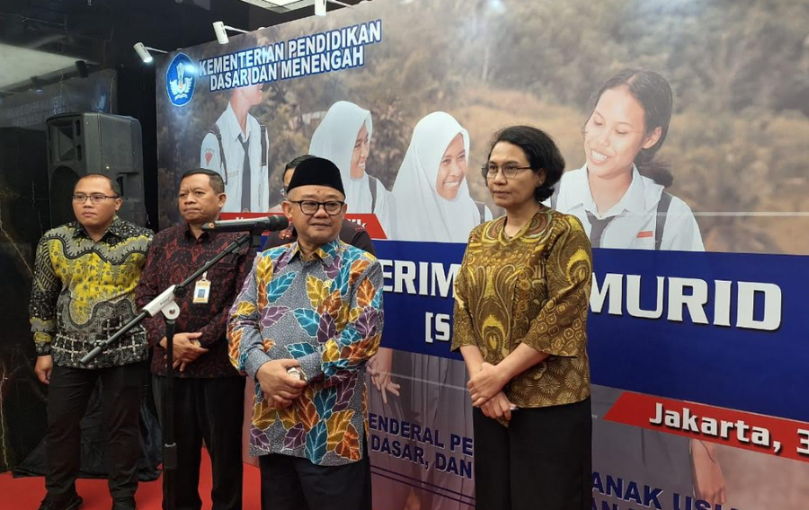 Mendikdasmen didampingi para menteri ketika konferensi pers perubahan PPDB menjadi SPMB