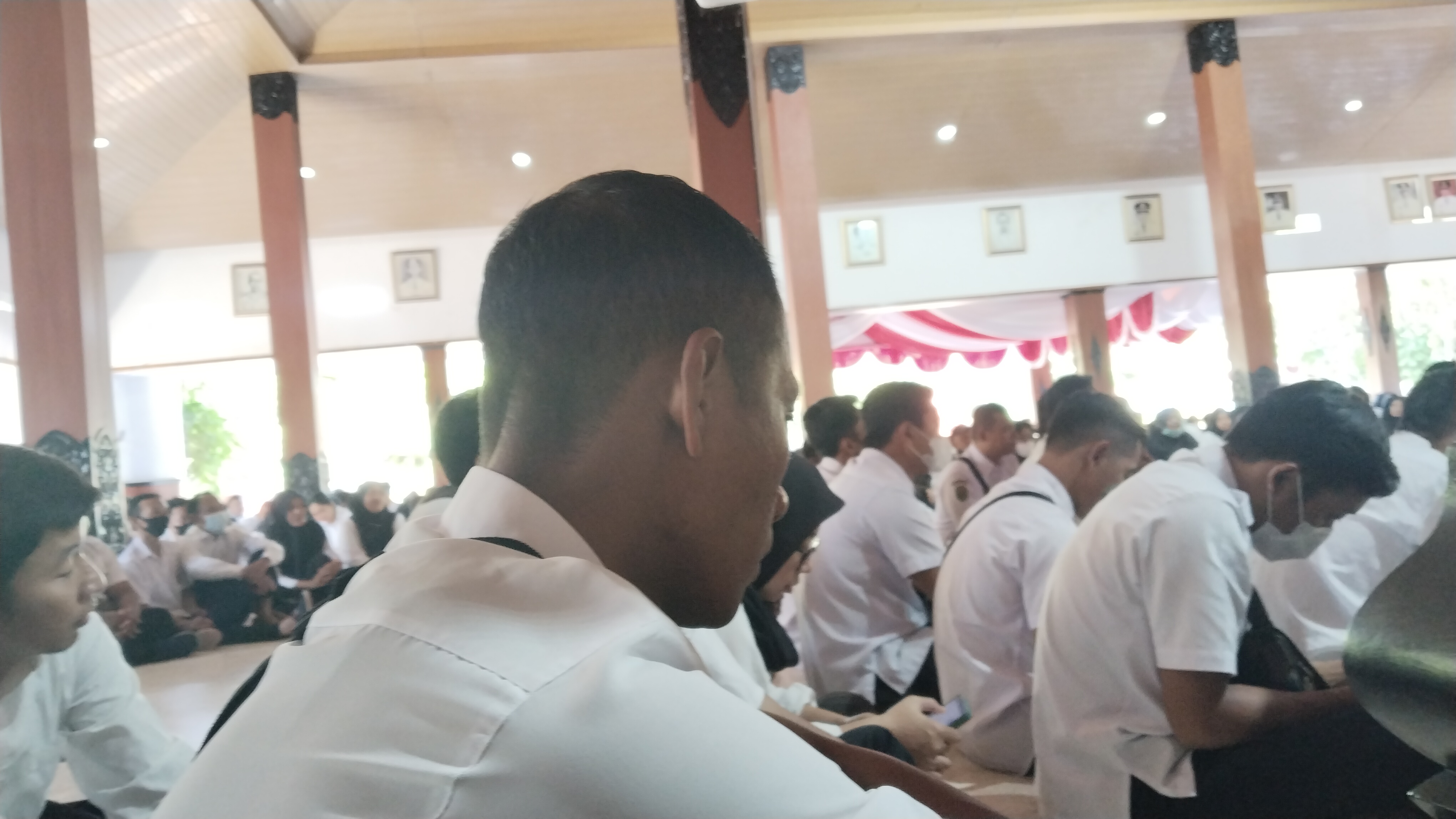 Salah seorang Calon PPPK sedang melaksanakan demo di Pendopo Trenggalek