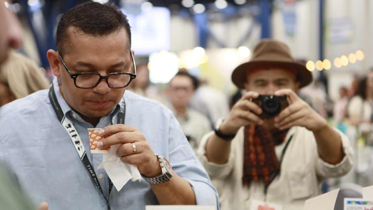 Seorang pengunjung mencicipi kopi nusantara pada Specialty Coffee Expo (SCE) 2025 yang berlangsung di Houston, Washington, D.C