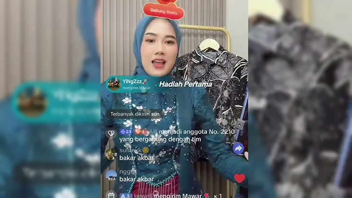 Ari Suci Karisma viral di TikTok berkat cara uniknya jualan batik.