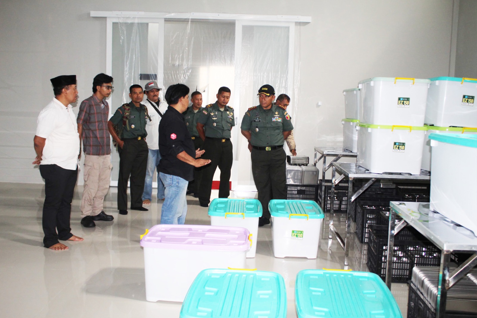 Dandik 0806 Trenggalek Letkol czi Yudo (bertopi) mengecek kesiapan dapur SPPG