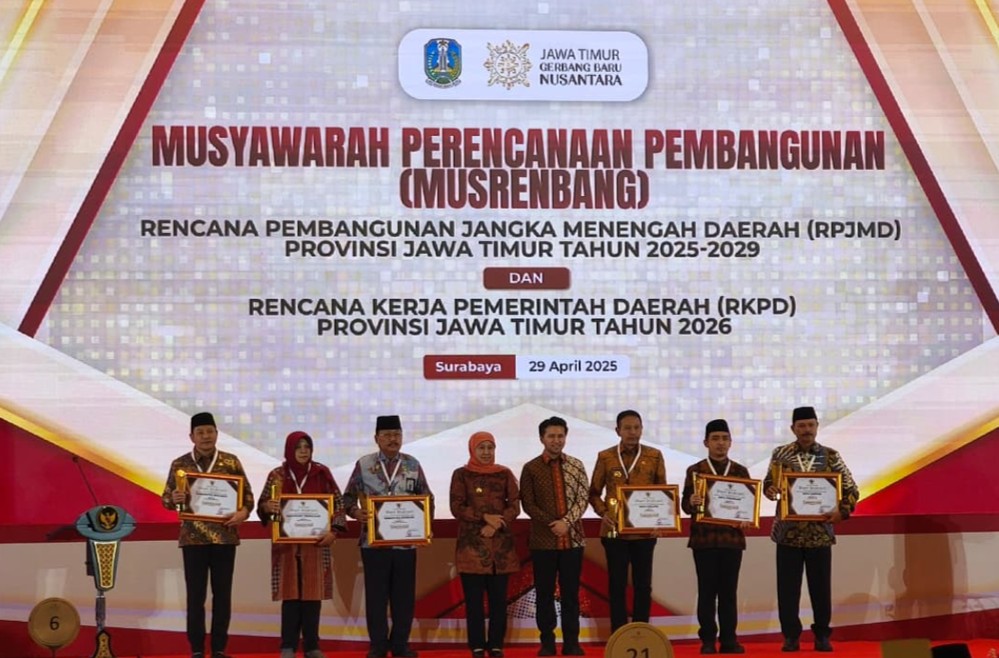 Pemkab Trenggalek saat menerima penghargaan dari Pemprov Jatim.