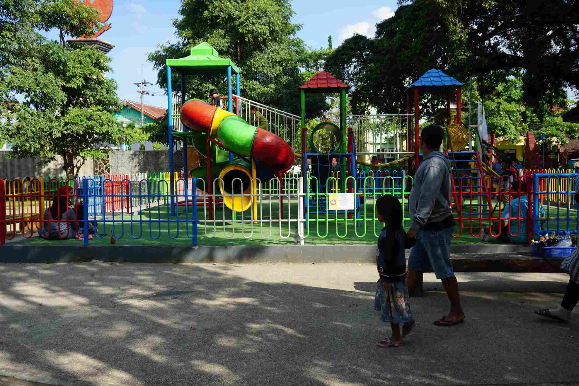 Taman bermain anak di Alun-alun Trenggalek yang jadi tempat PKL memalak pengunjung.