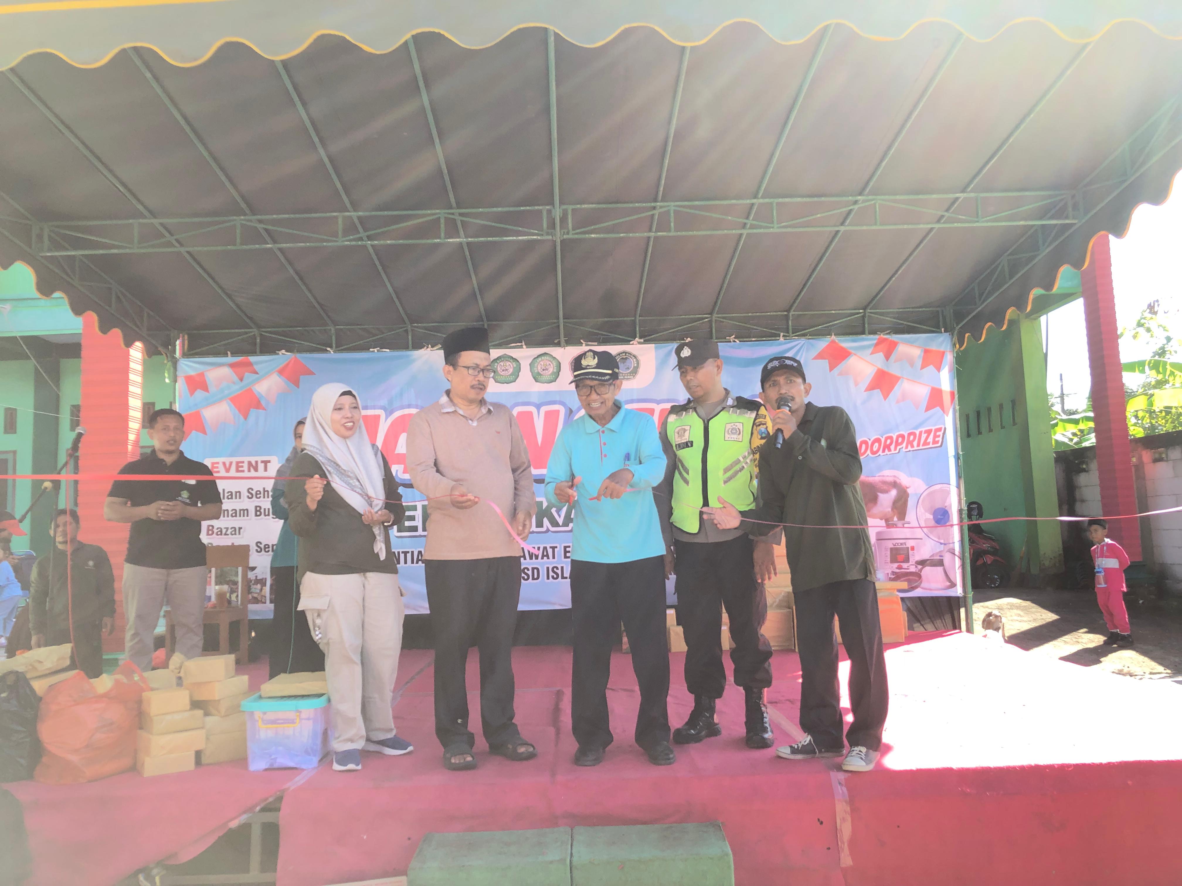 Gunting pita Pembukaan stand bazar dimulai