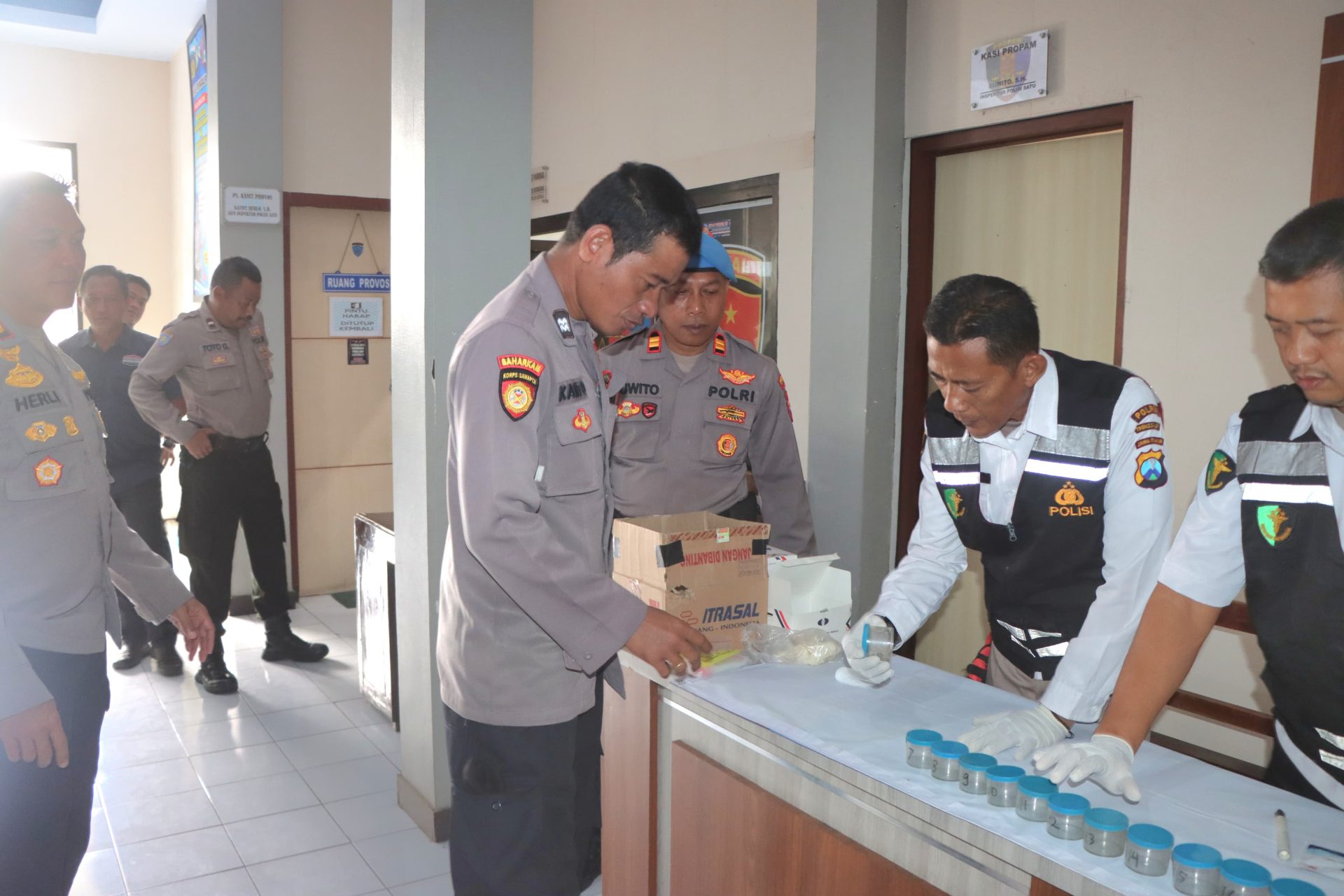 Polisi sedang melakukan tes urine internal secara mendadak