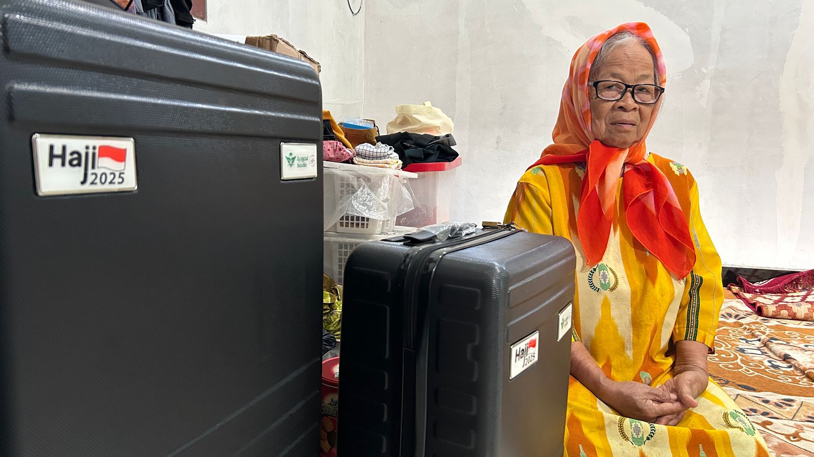 Sarinah, Pedagang Jamu dan Makanan Ringan yang berhasil naik haji setelah penantian selama 17 tahun.