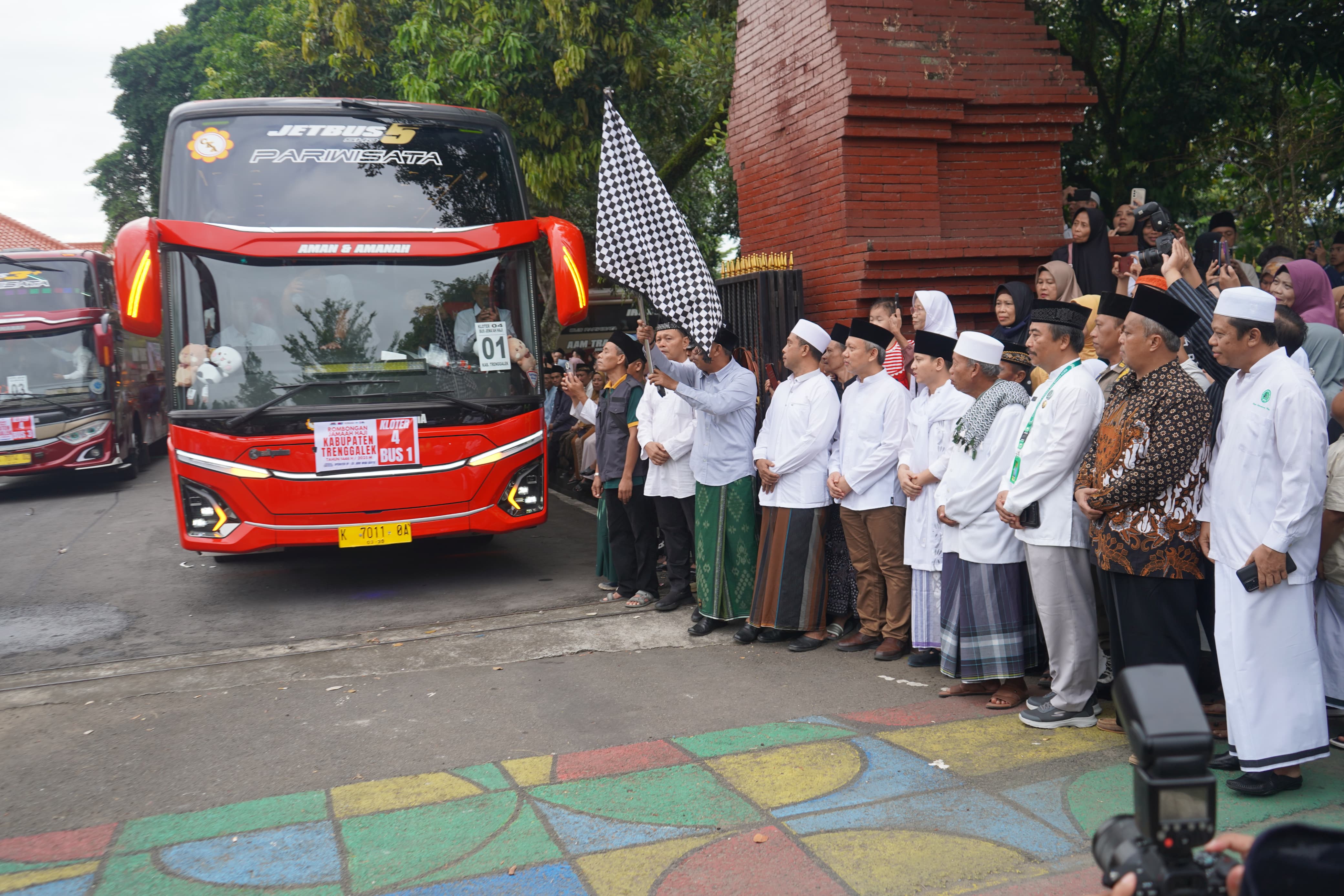 Proses pemberangkatan JCH Trenggalek yang tahun ini masuk kloter awal