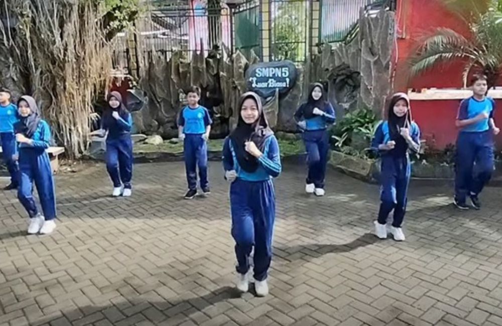 Siswa Siswi SMPN 5 Trenggalek Dalam Membentuk Karakter Siswa dengan melaksanakan Senam Sehat di Halaman Sekolah