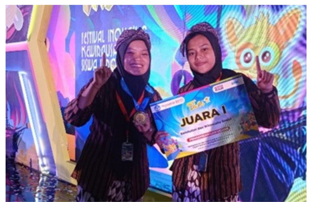 Siswi SMKN 1 Trenggalek berhasil meraih Juara 1 Dalam Ajang Lomba Fiksi Tingkat NasionaL